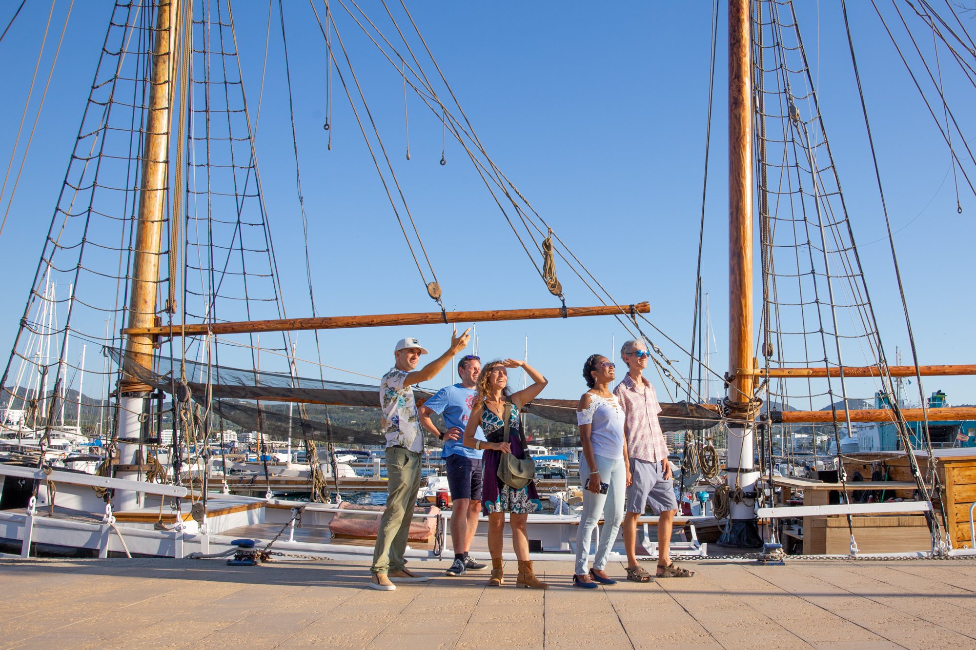 Un guía con participantes de Free Tour Ibiza